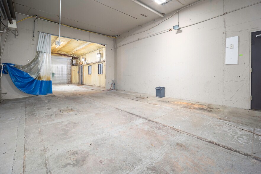 More Photos Of 401 S Ranchwood Blvd, Yukon Flex For Sale