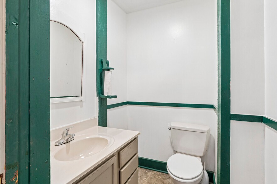 More Photos Of 107 E Main St, Jonesborough Storefront For Sale