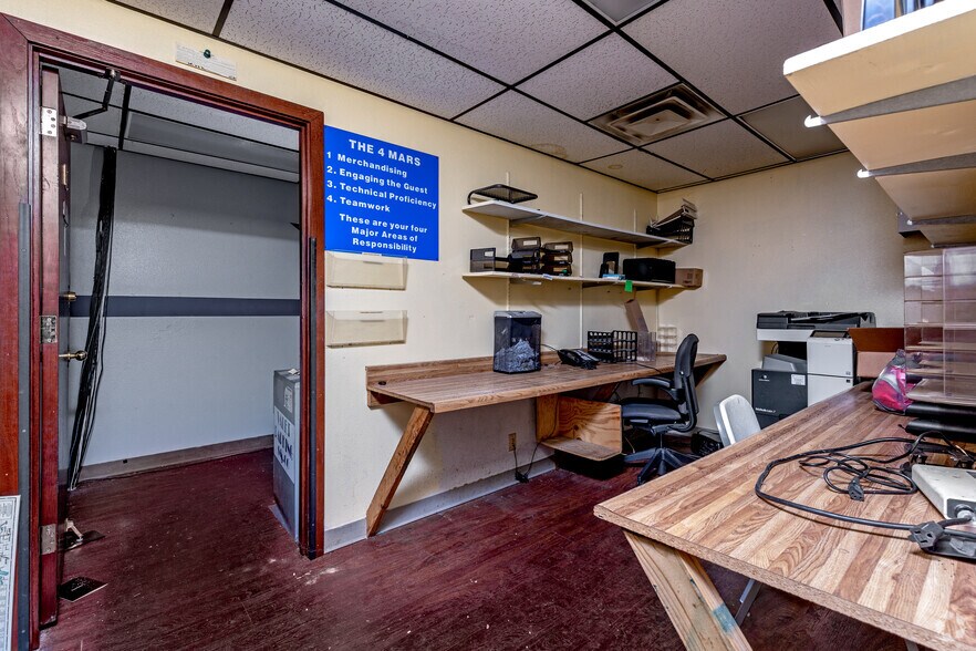 More Photos Of 700 Six Flags Dr, Arlington Restaurant For Lease