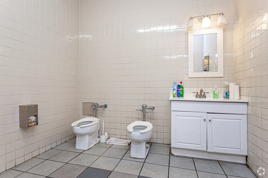 More Photos Of 2301 Julia St, New Orleans Warehouse For Lease