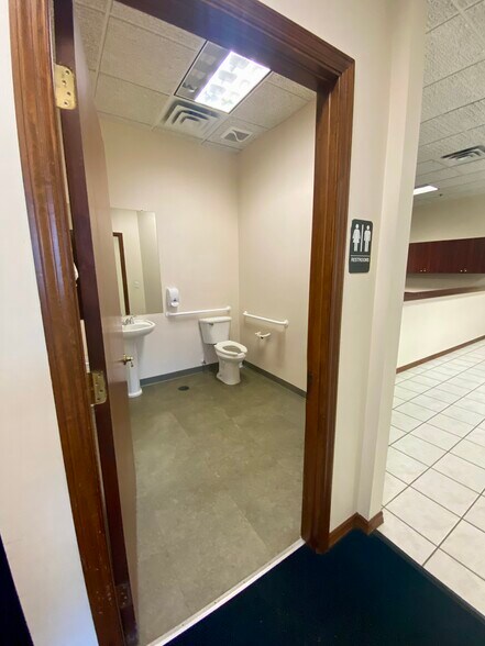 More Photos Of 11031 US Hwy 19 N, Port Richey Medical For Lease