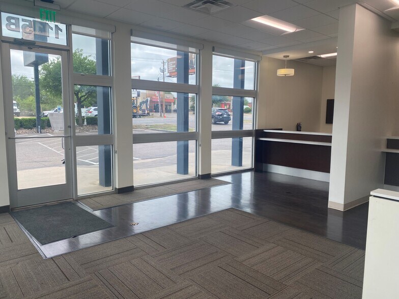 More Photos Of 1115B N Valley Mills Dr, Waco Storefront For Lease
