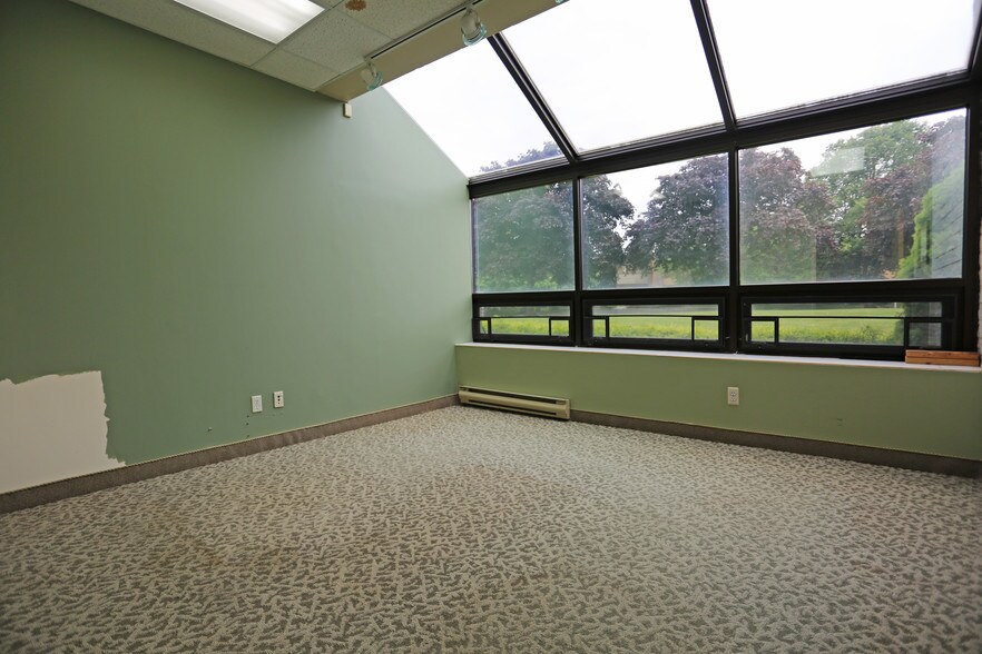 More Photos Of 60 E Jefryn Blvd, Deer Park Warehouse For Lease