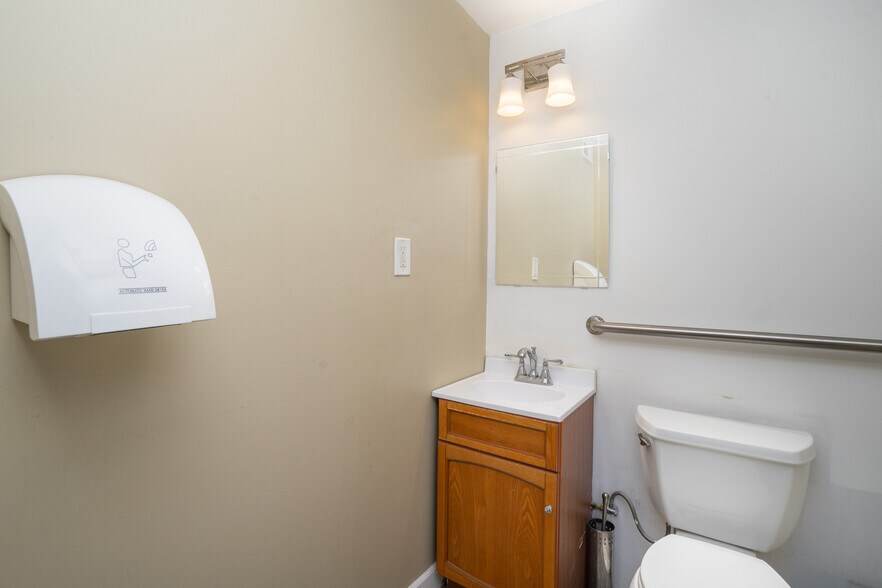 More Photos Of 3100 S Oak Park Ave, Berwyn Office For Sale
