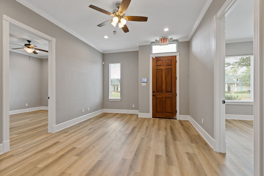 More Photos Of 11607 Spring Cypress Rd, Tomball Office For Sale