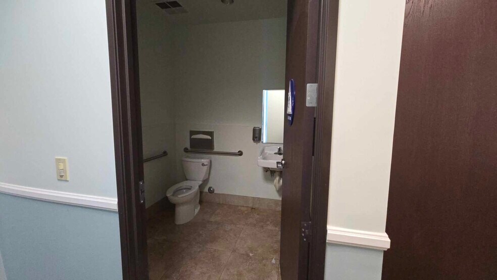 More Photos Of 15775 Laguna Canyon Rd, Irvine Medical For Lease