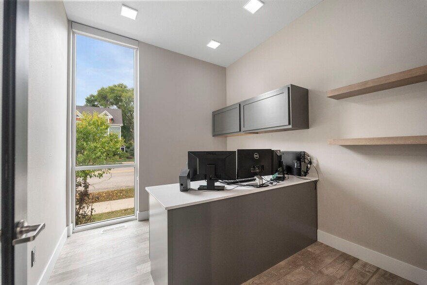 More Photos Of 616 Clay St, Cedar Falls Office For Sale