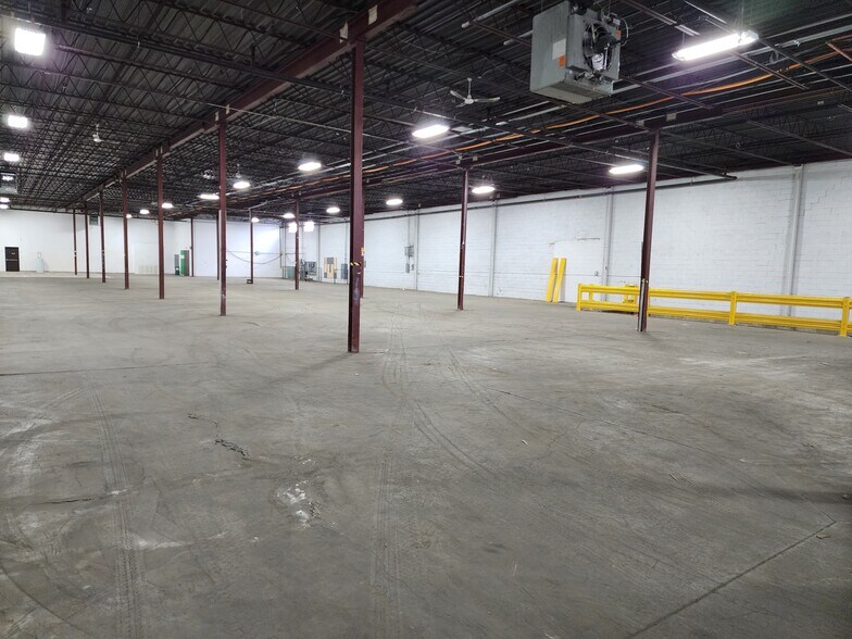 More Photos Of 127-155 Montée de Liesse, Montréal Warehouse For Lease