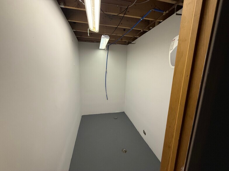 More Photos Of 811 Kim Dr, Mason Warehouse For Lease