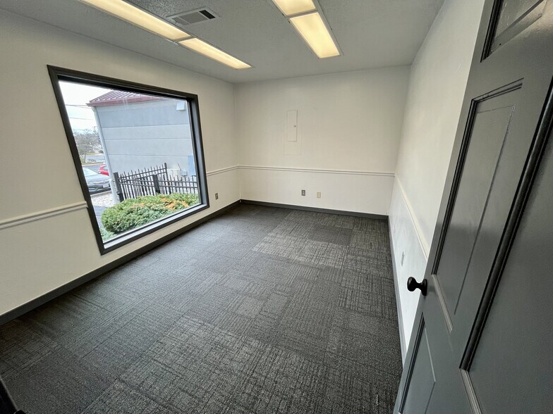 More Photos Of 1759 E Elm St, Springfield Office For Lease