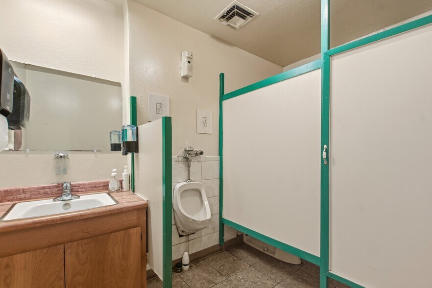 More Photos Of 1319-1323 W Texas St, Fairfield Freestanding For Sale