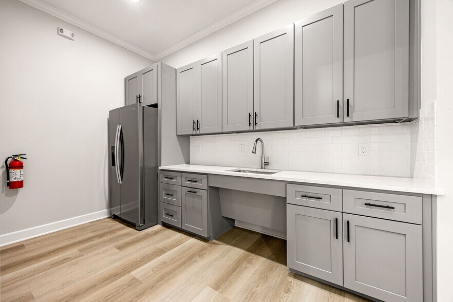 More Photos Of 1325 Main Street, Katy Medical For Sale