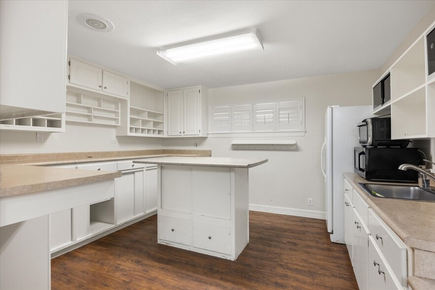 More Photos Of 310 W Bluff St, Granbury Office For Sale