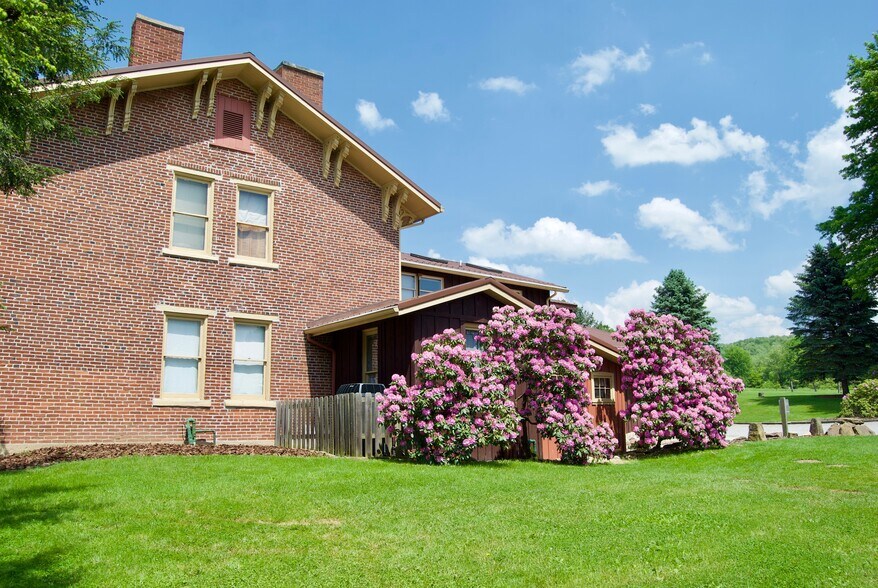 More Photos Of 690-692 State Route 66, Leechburg General Retail For Sale