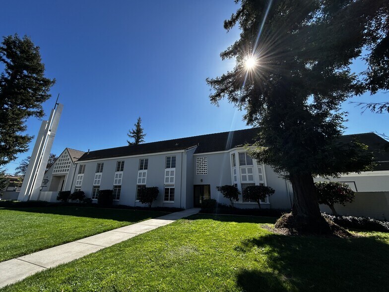 More Photos Of 11022 Riverside Drive, North Hollywood Religious Facility For Lease