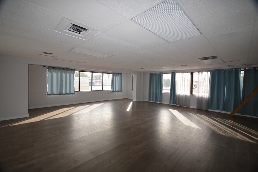 More Photos Of 2841 E Bell Rd, Phoenix Storefront Retail Office For Sale