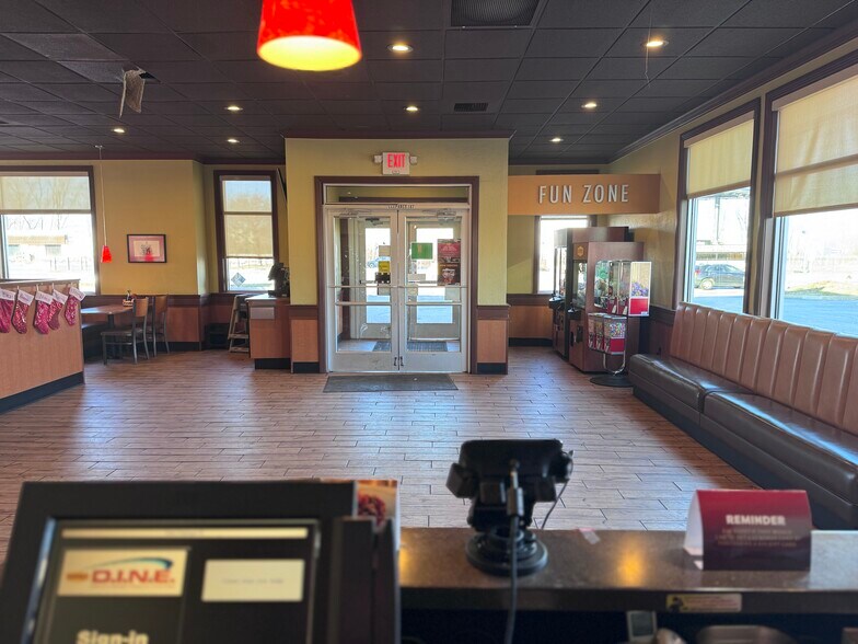 More Photos Of 6887 E Front St, Kansas City Fast Food For Lease