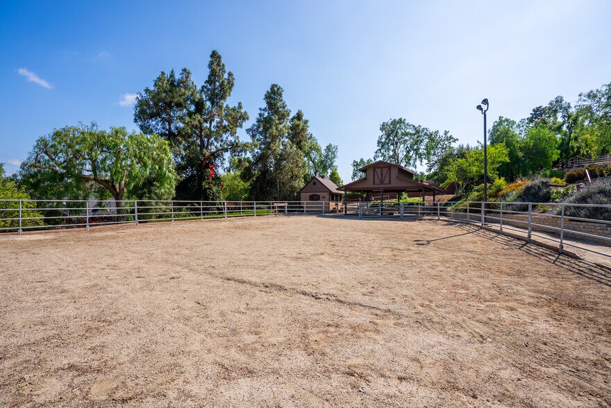 More Photos Of 10845 Meads, Orange Specialty For Sale