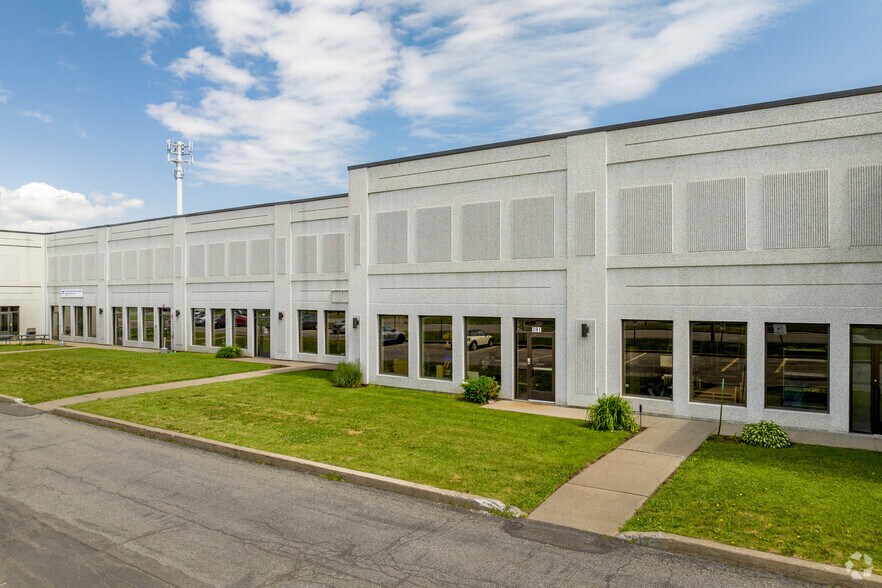 More Photos Of 371-395 Rue Joseph-Carrier, Vaudreuil-dorion Research And Development For Lease