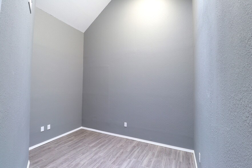 More Photos Of 2000 E Lohman Ave, Las Cruces Office For Lease