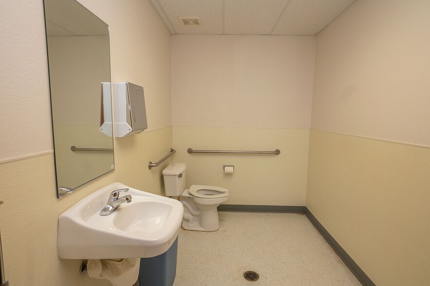 More Photos Of 520 S Ramsey Dr, Valley Center Freestanding For Sale