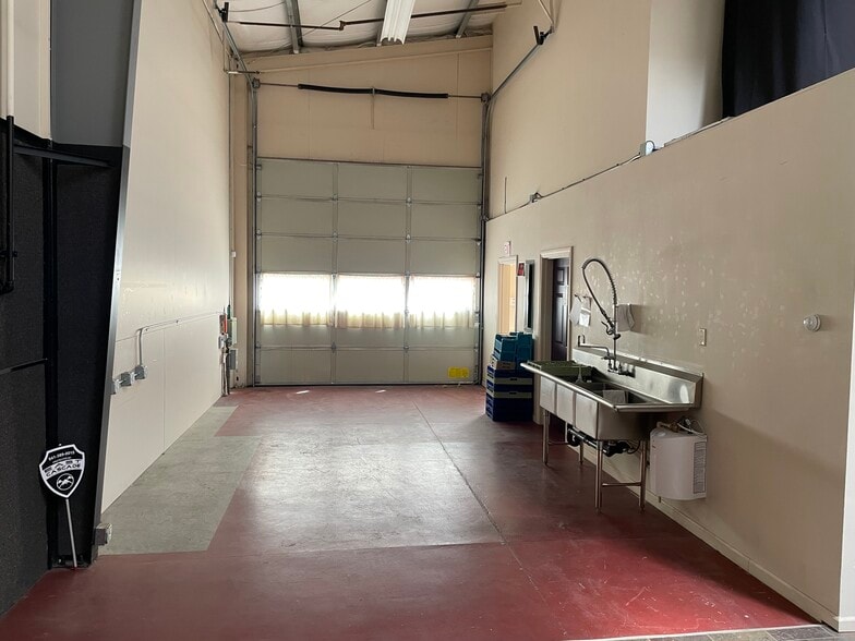 More Photos Of 1645 NE Lytle St, Bend Warehouse For Lease