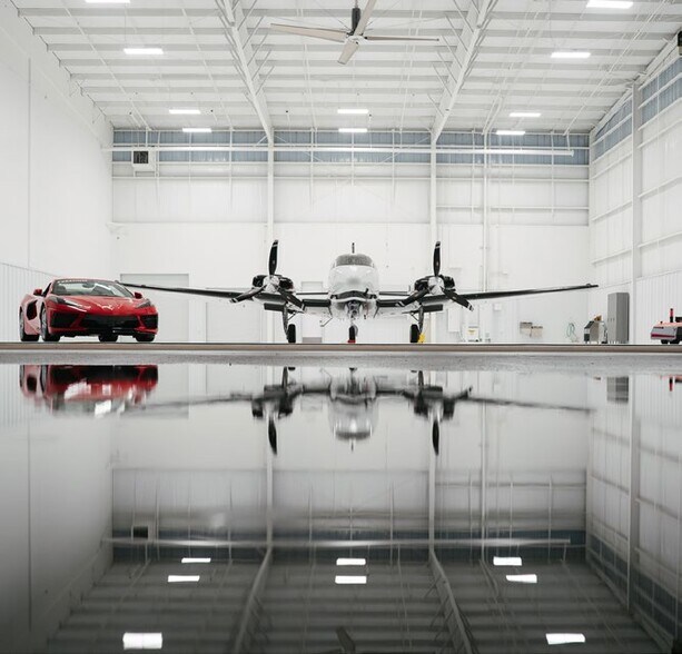 More Photos Of 180 E Deer Valley Dr, Phoenix Airplane Hangar For Lease