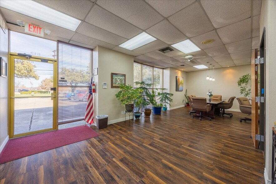 More Photos Of 812 Lexington Dr, Plano Office For Sale