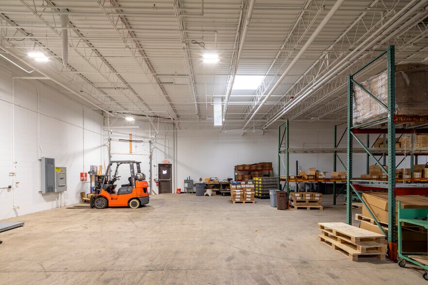 More Photos Of 1300-1320 Plum Grove Rd, Schaumburg Light Manufacturing For Lease