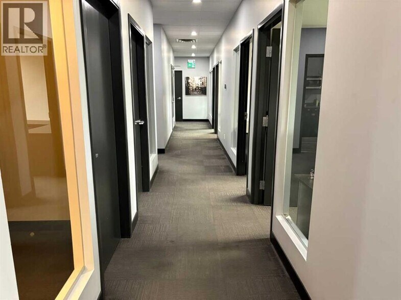 More Photos Of 264 Midpark Way SE, Calgary Office For Lease