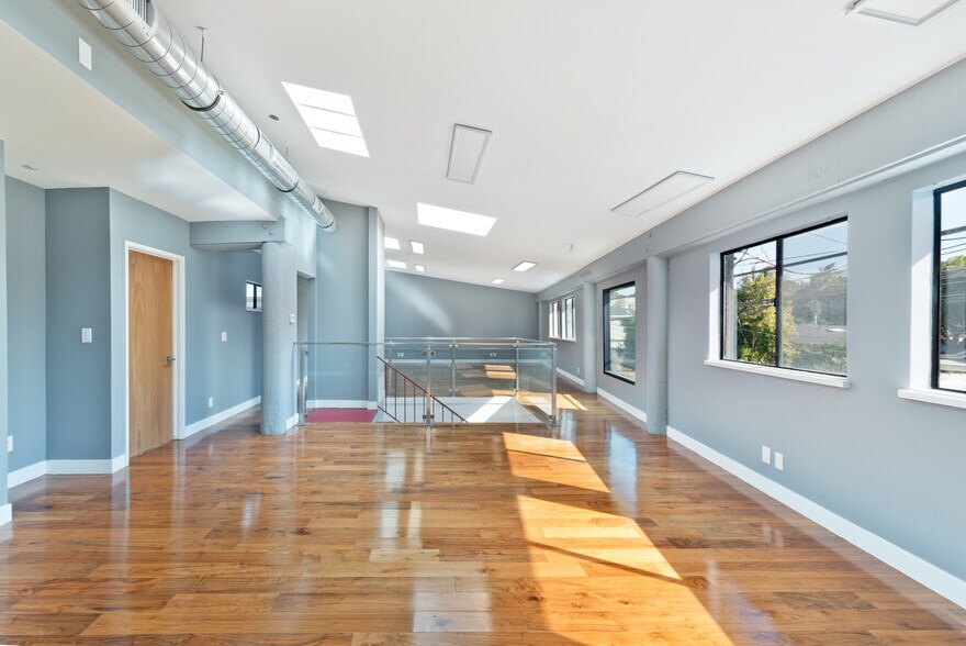 More Photos Of 1020 Pico Blvd, Santa Monica Storefront Retail Office For Lease