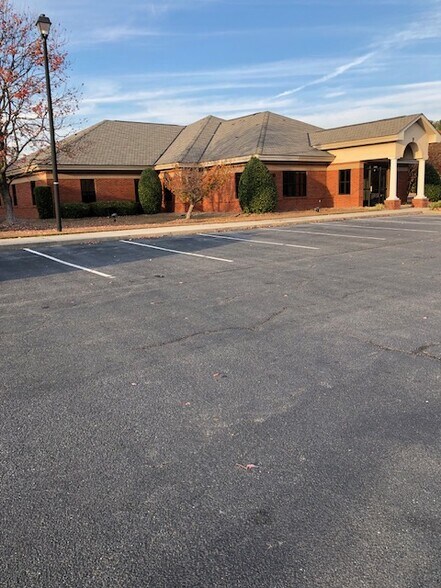 More Photos Of 2450 Emerald Pl, Greenville Medical For Lease