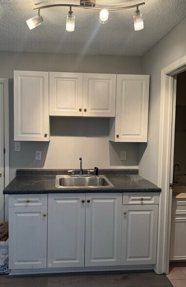 More Photos Of 2302 45th St, Galveston Office For Lease