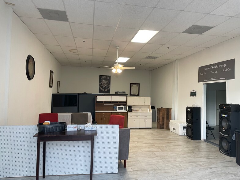 More Photos Of 6140 N Sam Houston Pky W, Houston Office For Lease