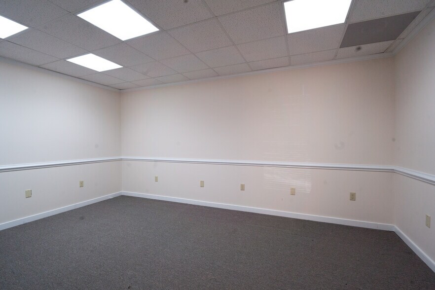 More Photos Of 220 Chesapeake Dr, White Stone Office For Sale