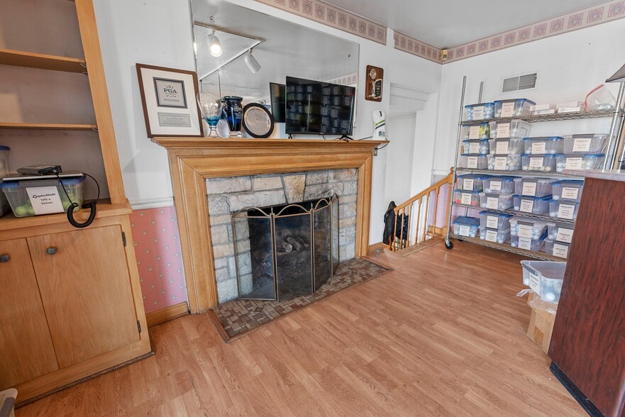 More Photos Of 1405 W Silver Spring Dr, Milwaukee Veterinarian Kennel For Sale