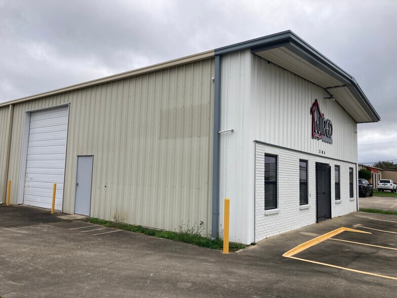 More Photos Of 204 Saul Dr, Scott Warehouse For Lease