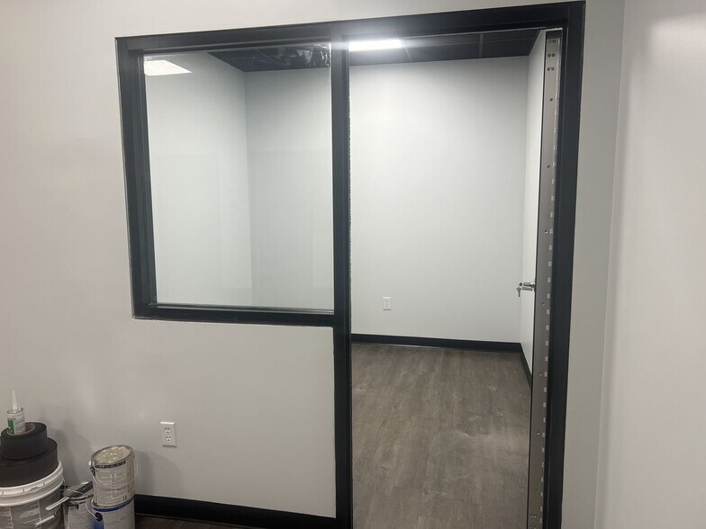 More Photos Of 617 Walnut St, Jeffersonville Flex For Lease