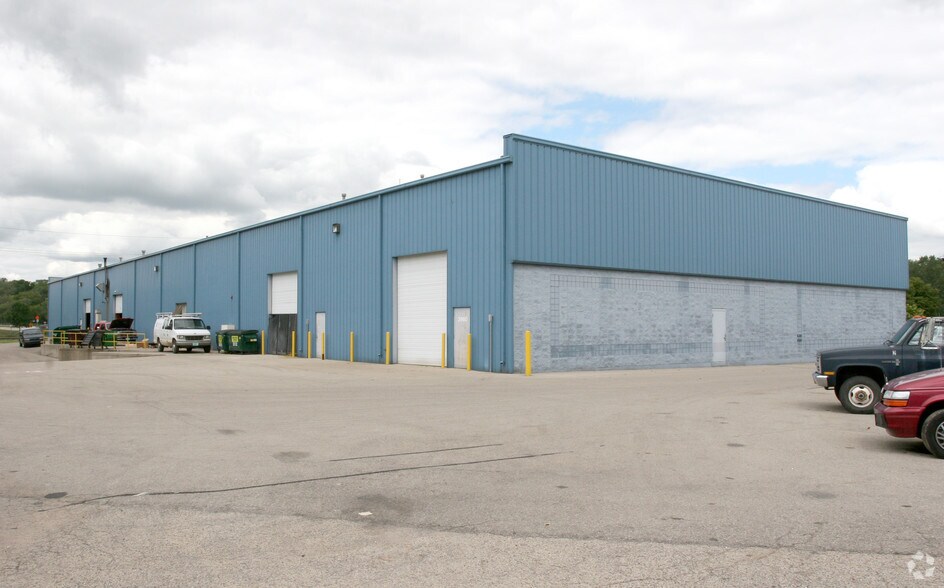 More Photos Of 3964-3980 Commercial Ave, Madison Flex For Lease