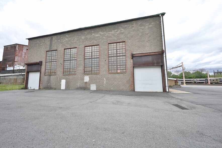 More Photos Of 126 E Dickerson St, Dover Warehouse For Sale