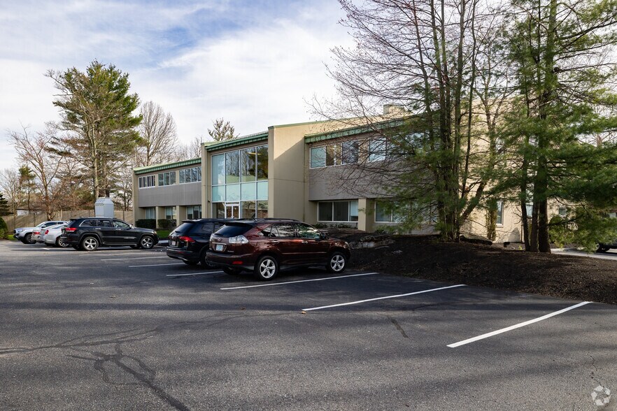 More Photos Of 13 Red Roof Ln, Salem Medical For Sale