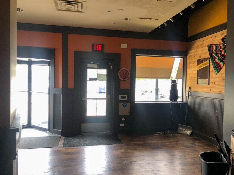 More Photos Of 649 Lake Cook Rd, Deerfield Restaurant For Lease