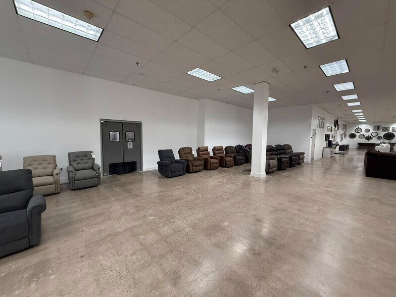 More Photos Of 1000 S Main St, Roswell Freestanding For Sale