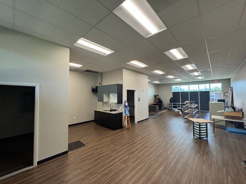 More Photos Of 10222 Pecan Park Blvd, Austin Storefront Retail Office For Lease