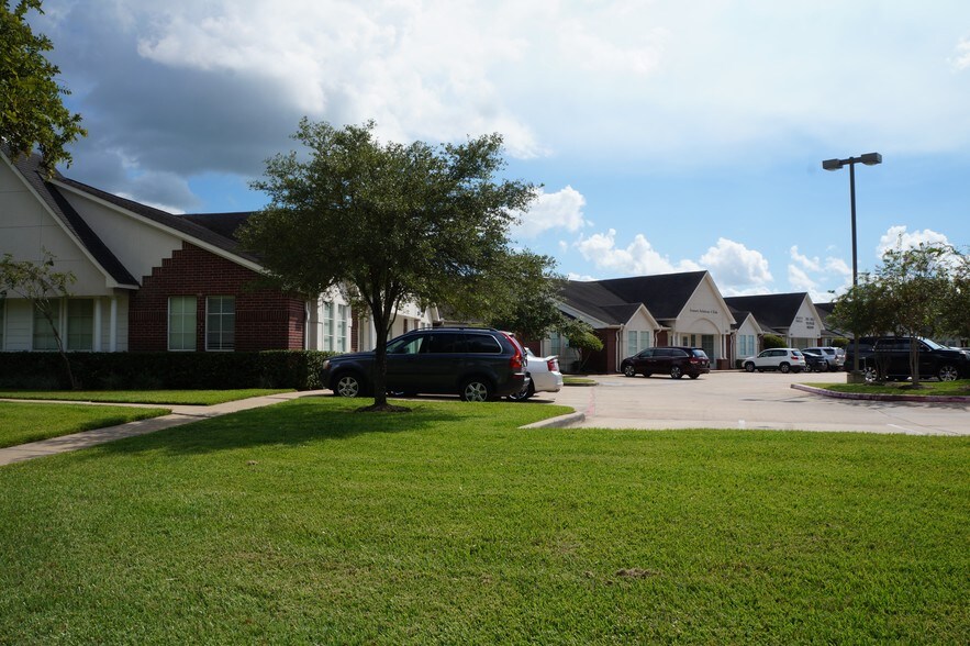 More Photos Of 7002 Riverbrook Dr, Sugar Land Office Residential For Lease