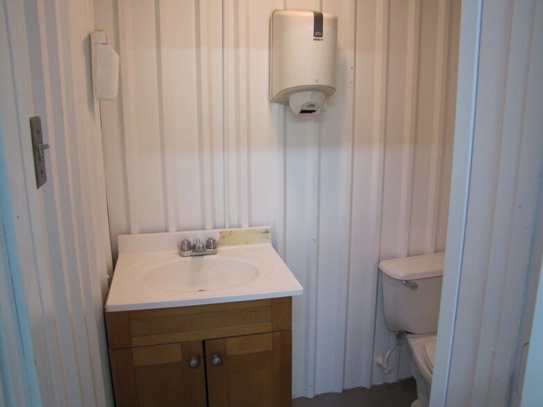 More Photos Of 2006 Kings Hwy, Snyder Service For Lease