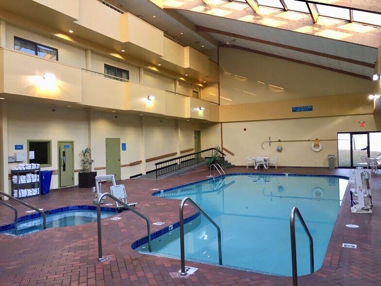 More Photos Of 101 Maritime Dr, Manitowoc Hotel For Sale