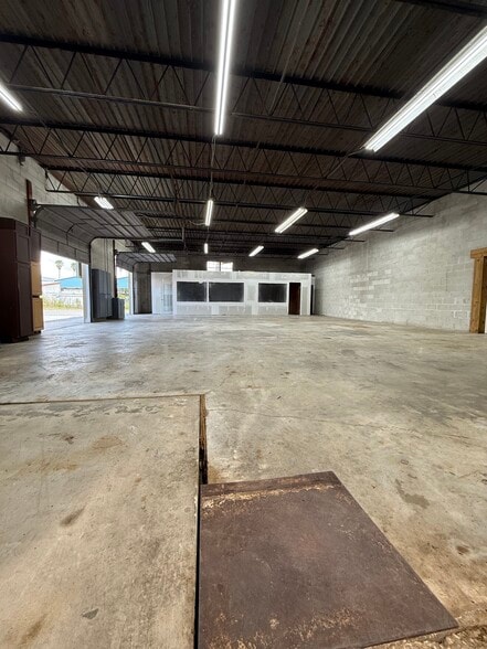 More Photos Of 936 Edith Ave, Lakeland Industrial For Sale