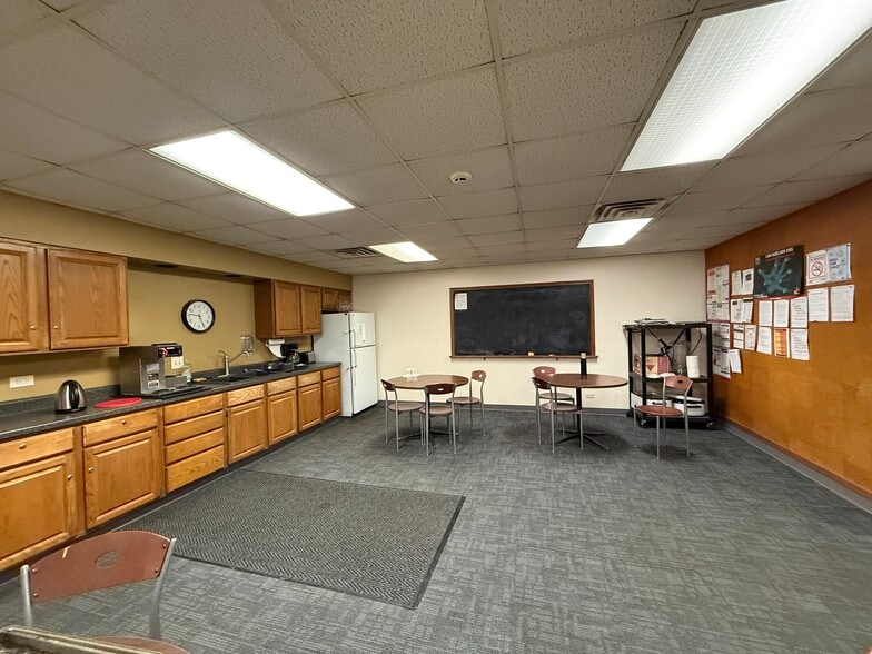 More Photos Of 706 N Main St, Rockford Medical For Lease