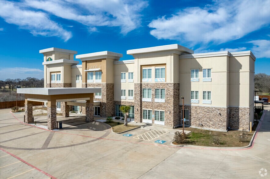More Photos Of 203 E Highway 90, Luling Hotel For Sale